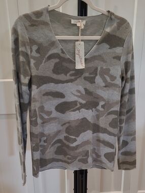 Mystree Gray Camo V-Neck Sweater NWT - Very Soft